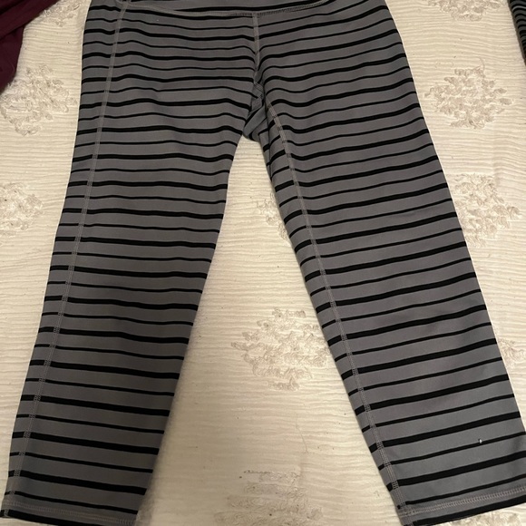 2 pairs of athletica leggings for sale. - Picture 6 of 7